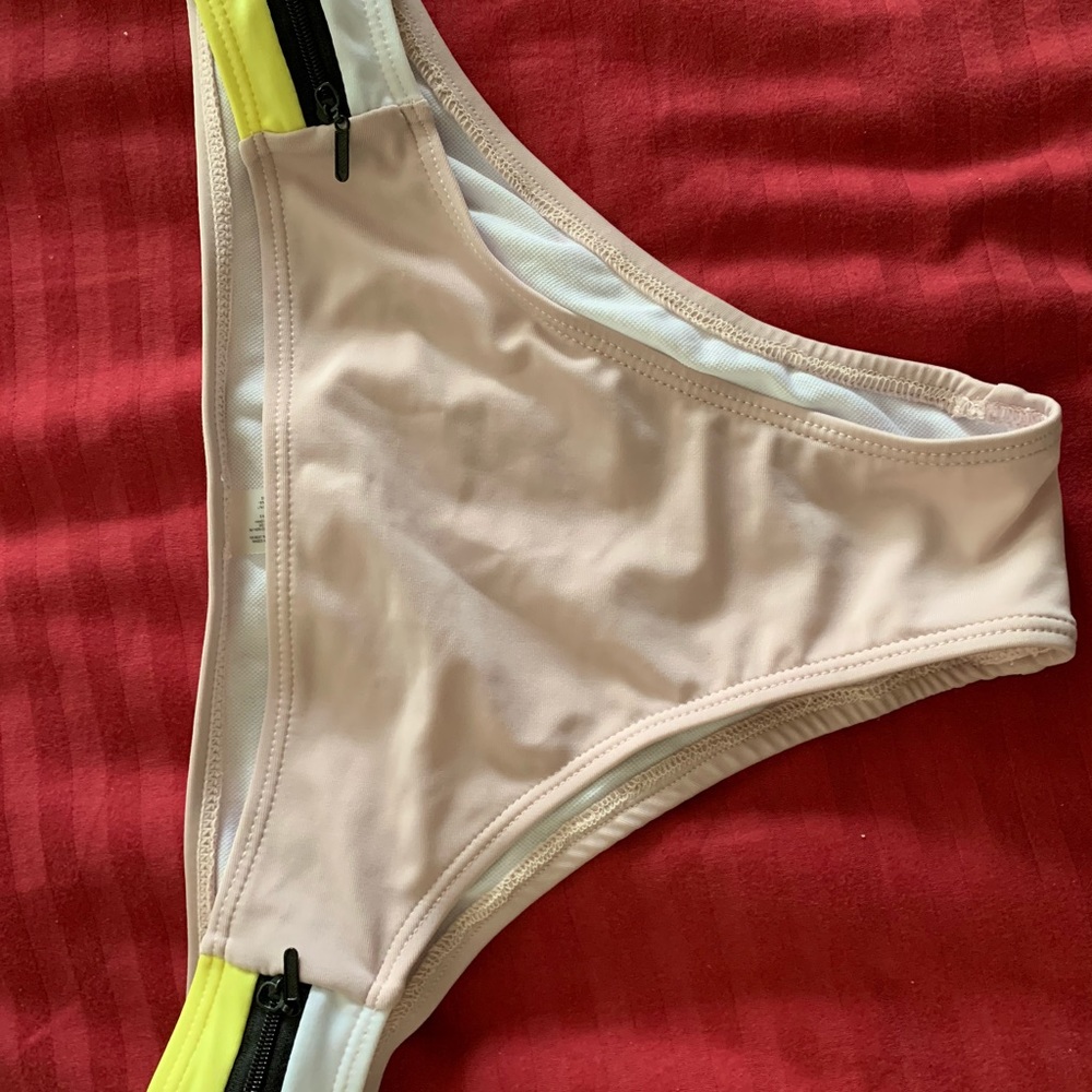 Bathing suit bottoms with zippers